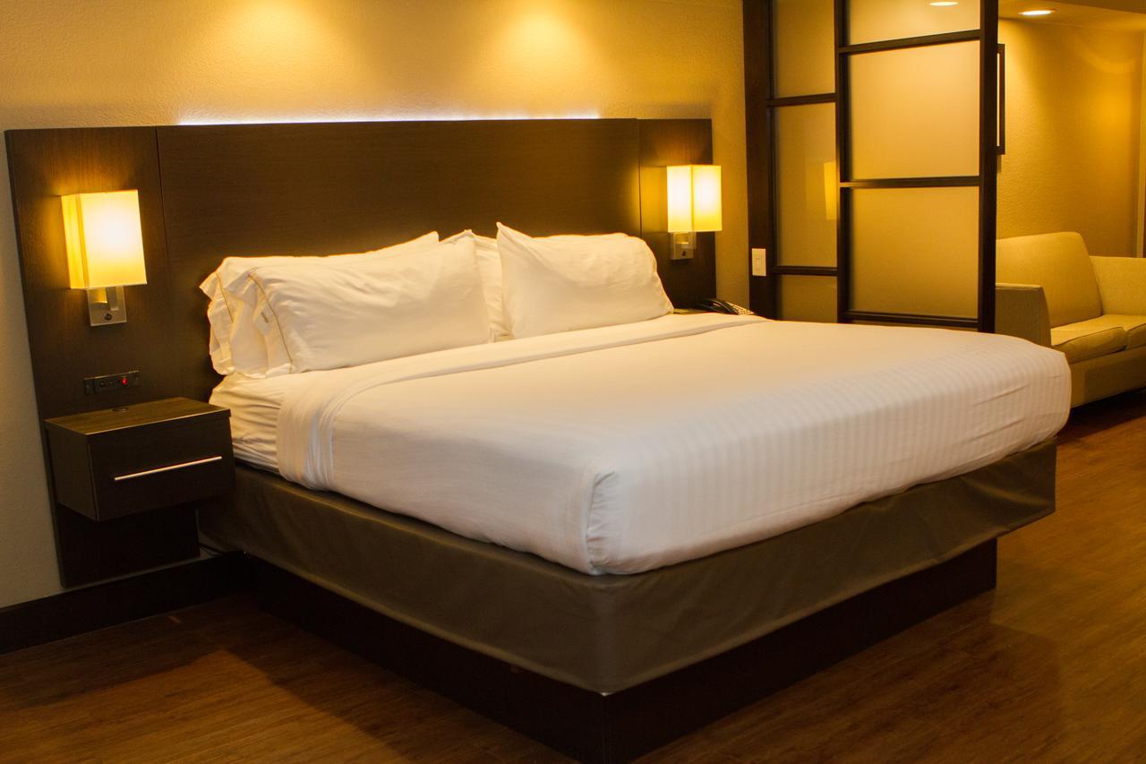 Holiday Inn Express & Suites San Antonio Medical - Six Flags By Ihg Kültér fotó